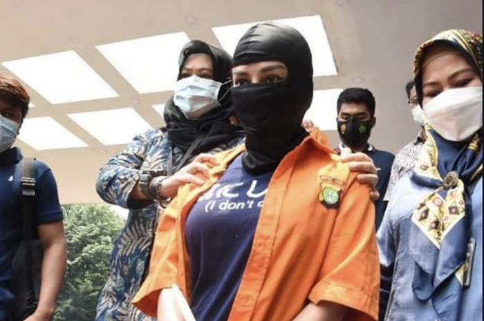 Perubahan penampilan Cynthiara Alona mendapat respons yang negatif dari netizen. Foto Cynthiara Alona akhirnya digeruduk netizen.