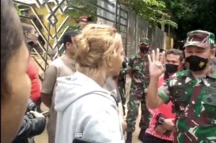 Habib Bahar Bin Smith yang terpancing emosinya di dalam video itu membuat foto jenderal Kopassus ini ramai dibahas di media sosial. 