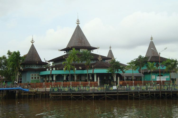Masjid tertua peninggalan Kesultanan Banjar.