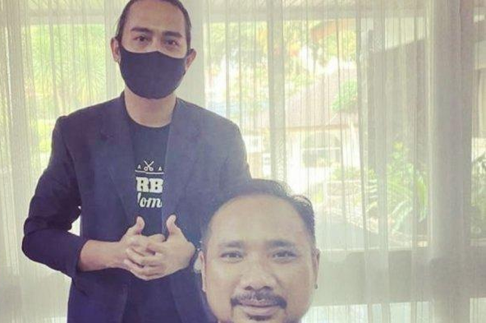 Pemilik Barber Home AA, Saiful berfoto dengan Menteri Agama Yaqut Cholil Quomas.
