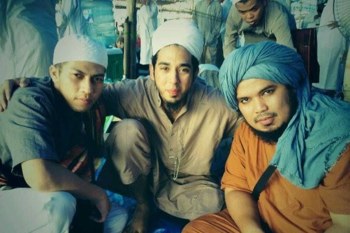 Foto anak Ayu Azhari, Axel Djody dakwah bareng Ustaz Derry Sulaiman. Axel Djody juga tertangkap kamera melakukan jalan hijrah bersama musisi kondang lainnya.