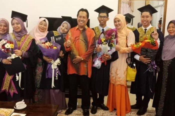Ayu Syaheera dan keempat saudaranya wisuda bersama