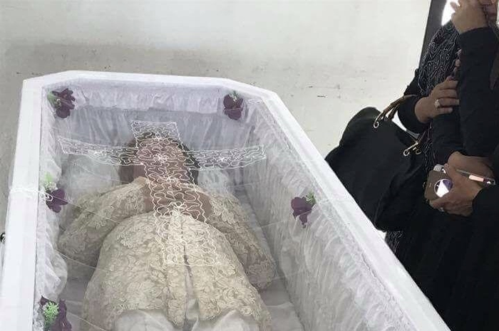 Foto jenazah artis sinetron Yana Zein di dalam peti mati beredar luas. Namun, drama muncul ketika ayahnya datang ke rumah duka.