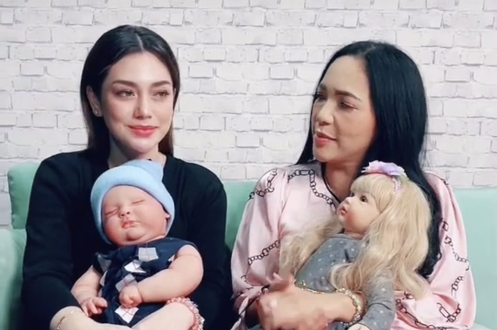 Foto Celine Evalingesta bersama bayi boneka arwah baby Joseph diunggah oleh selebgram Furi Harun di akun Instagram miliknya. 