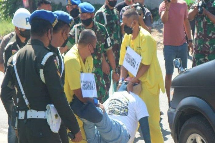 Oknum anggota TNI yang merupakan pelaku tabrak lari sedang jalani rekonstruksi.