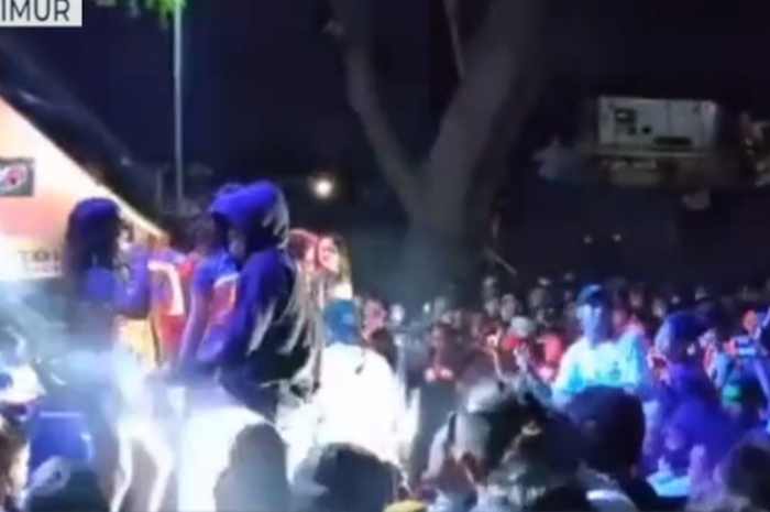 Duh Panggung Konser Musik Ambruk, Ratusan Pengunjung Tercebur ke Kolam