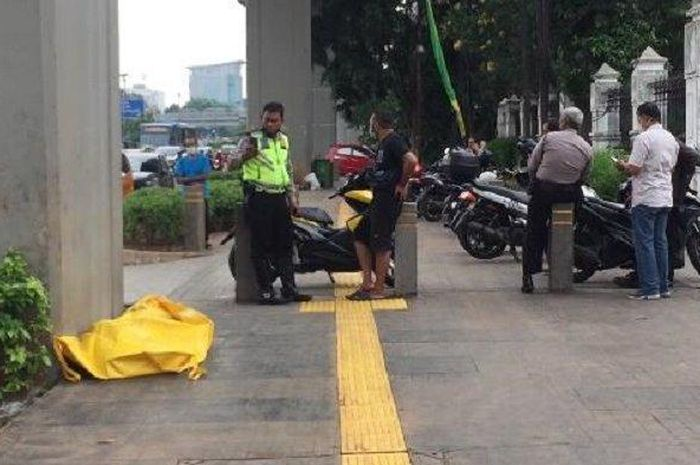 Polisi mengamankan korban tewas akibat dikeroyok oleh pelaku yang diduga kawanan debt collecor.