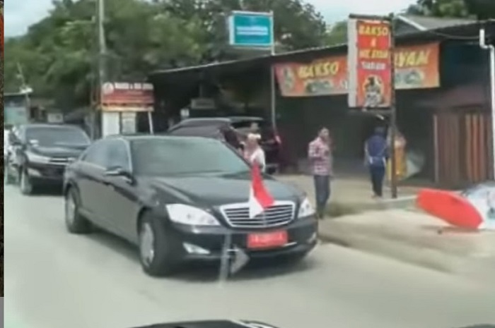Momen saat rombongan Presiden Jokowi mengalah dan kasih jalan ambulans.