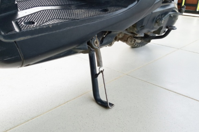 Ilustrasi. Ini penyebab standar samping motor suka turun sendiri, ternyata ada bagian yang musti dicek nih!