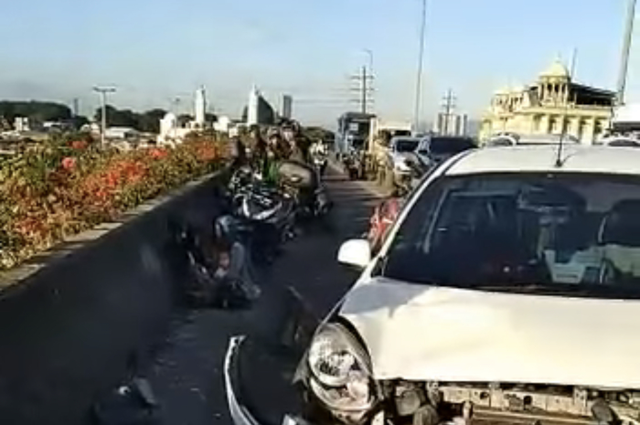 Foto kondisi mobil Nissan March yang hancur di bagian depan usai menabrak motor di flyover Pesing, Jakarta Barat tersebar luas.