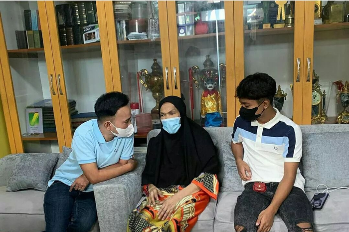 Tatapan kosong Dorce Gamalama tertangkap kamera saat mengusap pipi Betrand Peto. Kondisi kakinya membengkak hingga tak bisa digunakan berjalan.