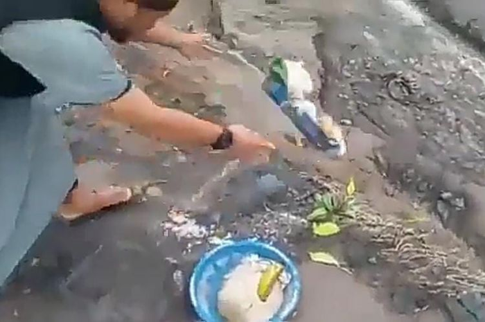 Pria tendang sesajen di lokasi erupsi Gunung Semeru.
