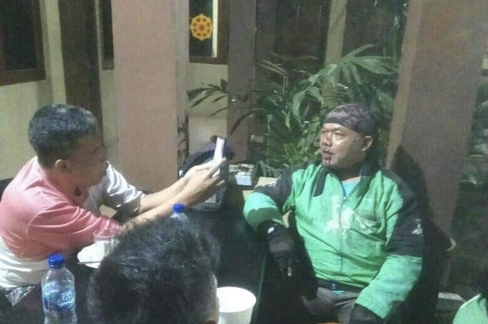 Sejumlah driver ojol juga menyebarkan foto tampang pelaku pemukulan yang belakangan disebut memiliki pangkat mayor TNI AL. 