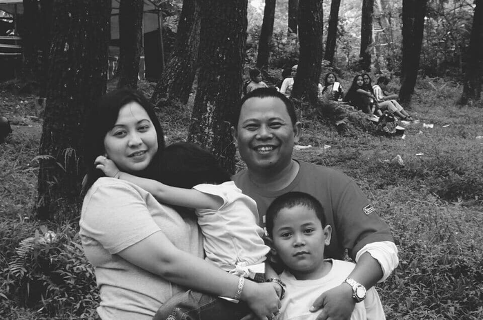 Istri Taufik Savalas, yang juga sahabat Indro Warkop, terlihat begitu syok. Foto sosok pelawak yang meninggal dalam kecelakaan tragis ditangisi.