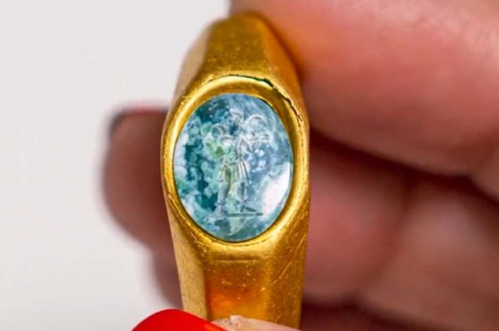 Cincin emas yang ditemukan dalam kapal karam abad ketiga di Israel.