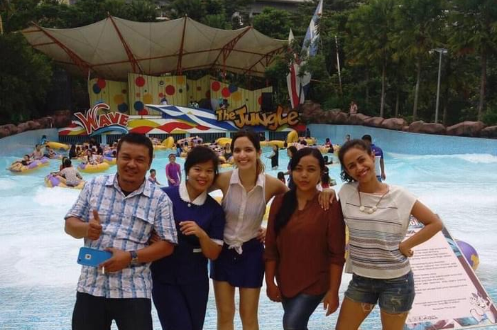 Sopir Nia Ramadhani itu sempat memajang foto dirinya memegang gepokan uang dollar Amerika. Kini, Zen Vivanto masuk bui selama 1 tahun.