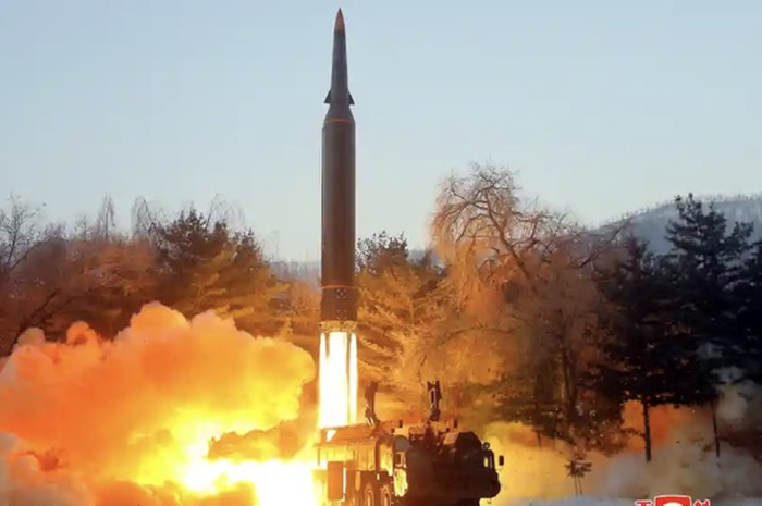 Amerika Serikat mendadak melarang  pesawat sipil lepas landas dari bandara di Pantai Barat, segera setelah Korea Utara terdeteksi meluncurkan rudal.
