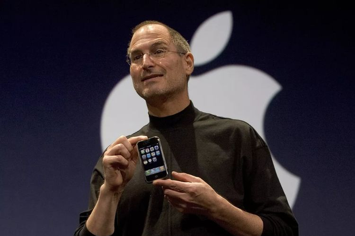 Steve Jobs memperkenalkan iPhone generasi pertama.