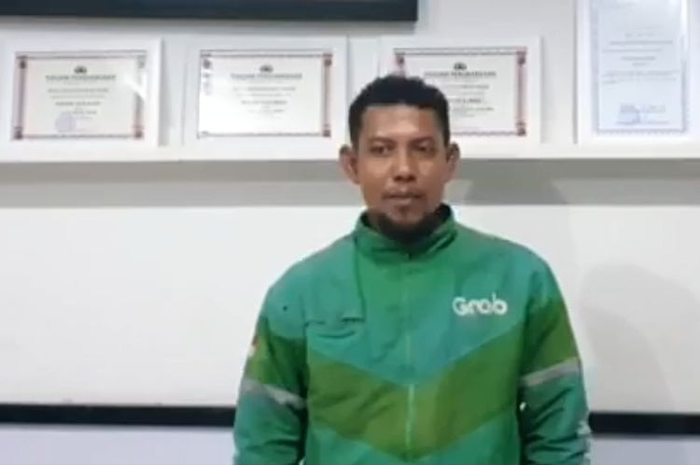 Kabar terbaru driver ojol di Bogor kena pukul polisi karena melapor motor hilang, oknum polisi dapat sanksi tegas.