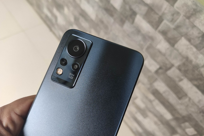 Sisi belakang Infinix Note 11 NFC dengan tekstur kesat dan warna berkilau garis yang menarik.