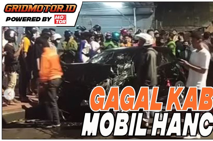 Terlihat dalam video warga ngamuk menghancurkan mobil pelaku penabrak pemotor dan kendaraan lain.