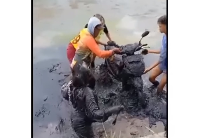Berubah jadi alien, emak-emak tercebur lumpur