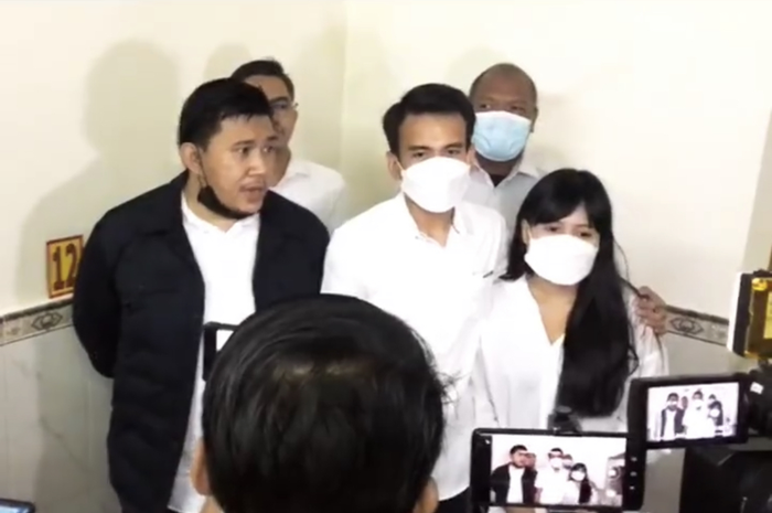 Adam Deni menyebutkan justru Nora-lah yang memintanya damai dengan iming-iming sejumlah uang hingga tanah. 