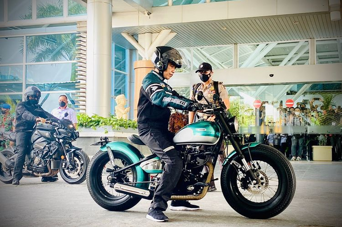 Presiden Jokowi naik motor ke Sirkuit Mandalika jelang MotoGP Indonesia 2022.