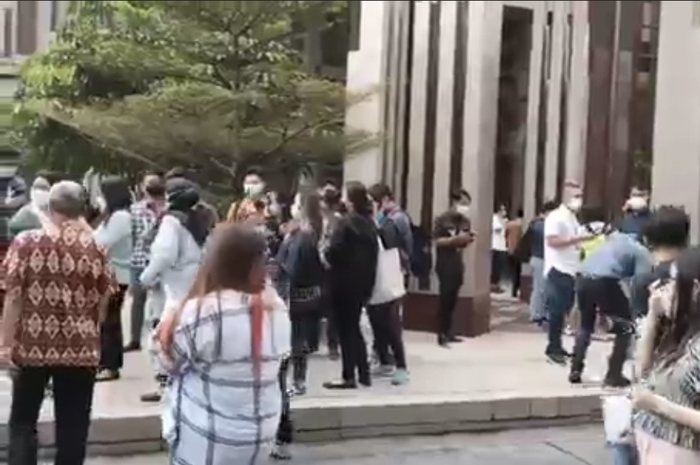 Beberapa netizen membagikan pula video kerumunan orang berduyun-duyun keluar dari gedung perkantoran di Jakarta saat gempa terjadi.