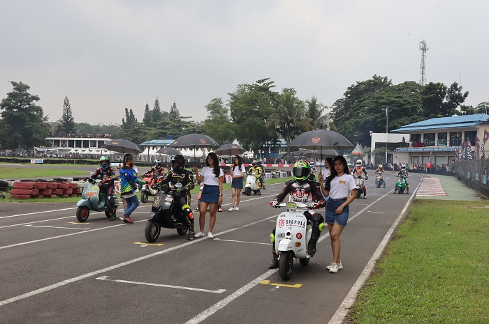 270 starter geber Vespa klasik dan matic di ajang The Brotos Vespa Race di Sirkuit Sentul Karting Circuit, Minggu (1612022).