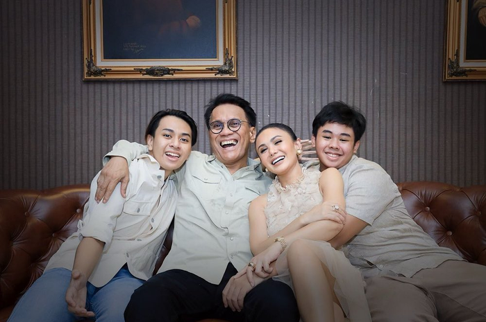 Yuni Shara membagikan foto kompak dengan mantan suaminya, Henry Siahaan. Kakak Krisdayanti bongkar rahasia di tempat tidur.