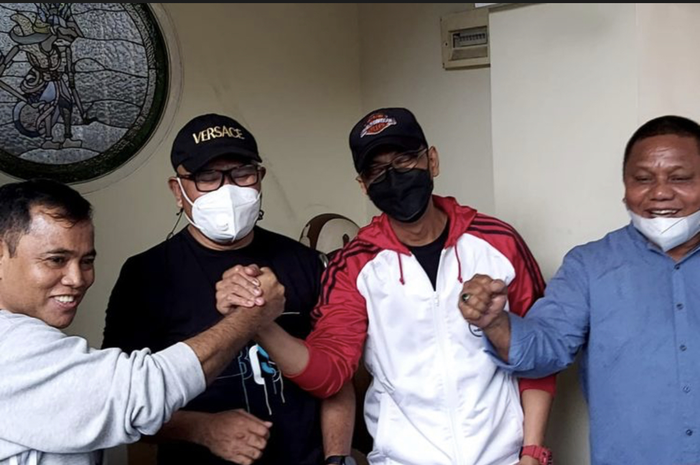 Foto Doddy Sudrajat yang menjabat erat tangan Haji Faisal langsung tersebar luas di Instagram. Konten Insta Story Fuji dihapus.