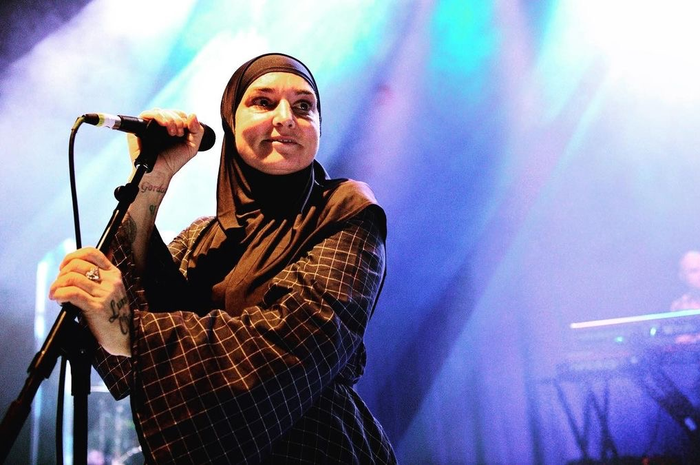 Dalam foto yang beredar, Sinead O'Connor terlihat melepas hijab usai sang anak bunuh diri. Dia memakamkan anaknya secara Hindu.