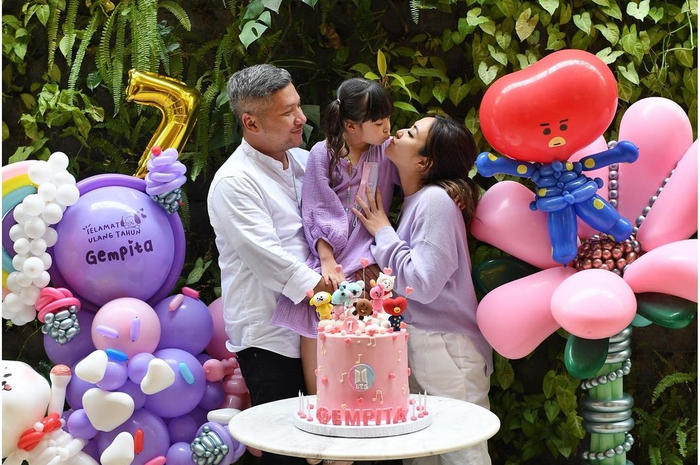 Sinyal-sinyal Gisel dan Gading Marten rujuk makin hangat dibicarakan. Gading Marten kembali rajin mengunggah foto mesranya dengan Gisel.