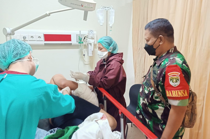 Beberapa rekan korban pengeroyokan anggota Raider Kostrad TNI AD itu menggalang dana untuk Samsul Ma'arif. Foto jahitan lukanya disebarkan. 
