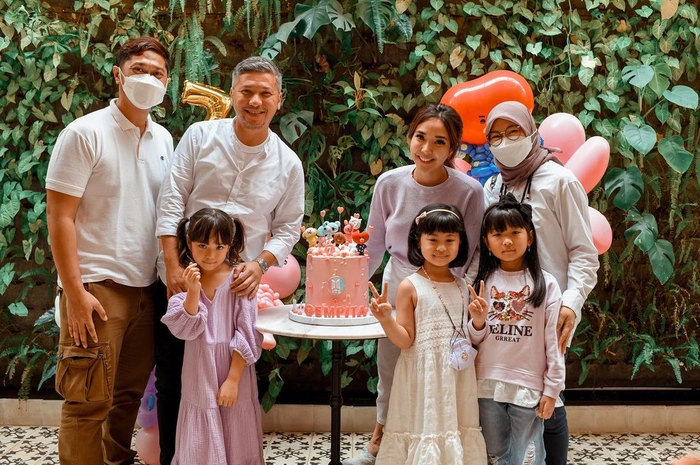 Gisel mengunggah foto bareng orangtuanya. Di foto itu, ayah kandung Gisel, Alal Suryanto muncul dalam pesta ulang tahun cucunya, Gempi. 