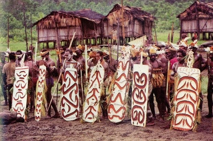Suku Bazui, suku terasing di Tanah Papua.
