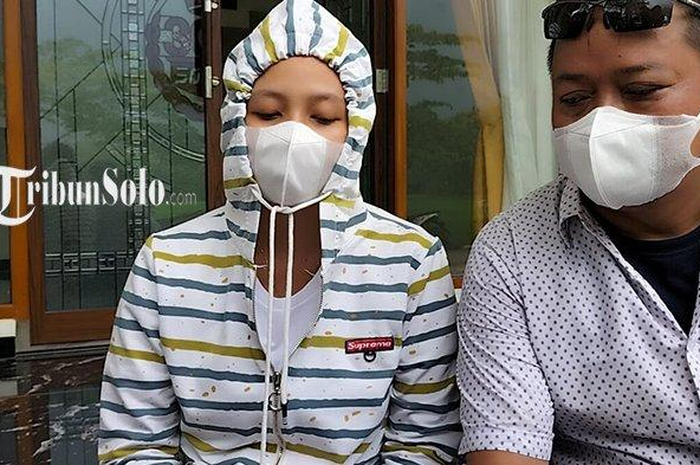 R (kanan) didampingi Penasehat Hukum Hery Hartono menunjukkan surat aduan pelanggaran etik oknum anggota Polres Boyolali, Senin (17/1/2022). 