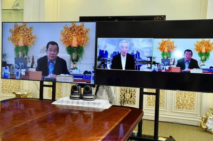 Telepon antara Perdana Menteri Kamboja, Hun Sen, dengan Perdana Menteri Singapura, Lee Hsien Loong. Singapura bergabung dengan Indonesia, Malaysia dan Filipina yang menentang upaya Hun Sen mendekati pemerintah junta militer Myanmar