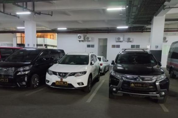 5 mobil dengan pelat nomor Polri sama, 4 bersetiker Arteria Dahlan