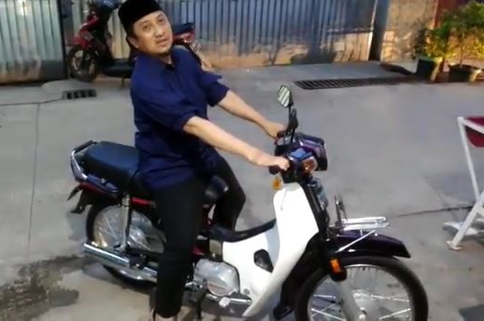 Ustaz Yusuf Mansur bergaya di atas motor bebek jadul, ternyata Honda Astrea Prima.