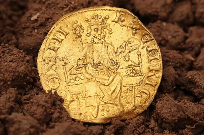 Koin emas Henry III yang ditemukan dengan detektor logam di tanah pertanian.