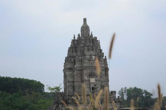 Miniatur Candi di Taman Mini milik pemerintah Tulangbawang 