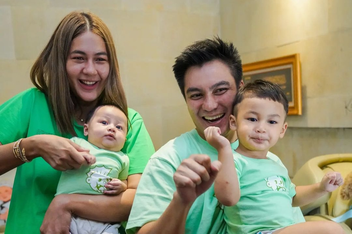 Baim Wong bersama keluarga 