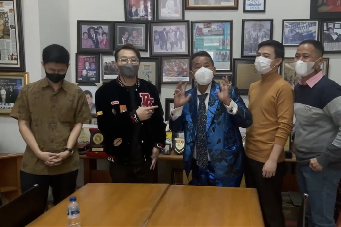 Hotman Paris sengaja memamerkan foto dirinya bersama dokter Richard Lee di akun Instagram pribadinya.  Razman Arif murka melihatnya.