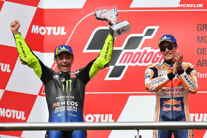 Musuh bebuyutan di MotoGP Valentino Rossi (kiri) dan Marc Marc Marquez (kanan) ujug-ujug kompak di media sosial ucap selamat atas kemenangan Sebastien Loeb di WRC Monako