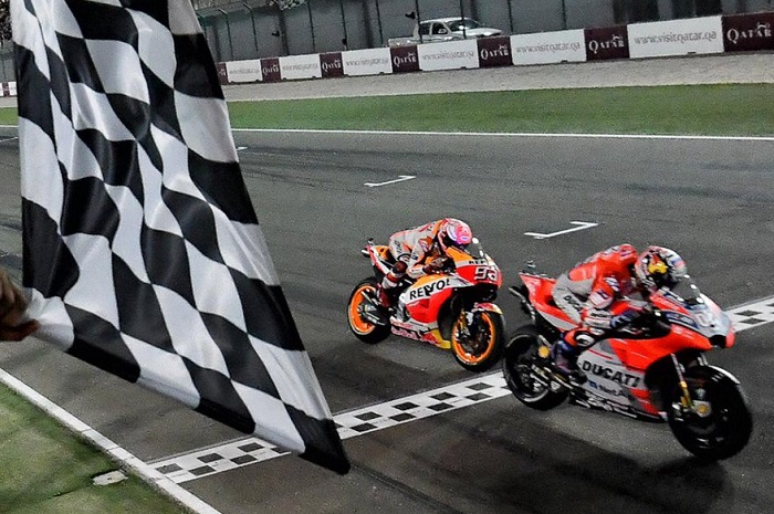 Akhirnya terbongkar asal mula bendera finish di MotoGP pakai warna catur hitam putih.