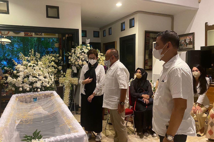 Mertua Nia Ramadhani, Aburizal Bakrie melayat putri Nurul Arifin. Cita-cita Maura Magnalia membuat syok sahabat ayahnya.