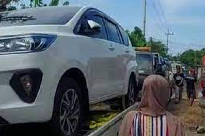 Warga kampung miliarder tuban viral saat beli mobil borongan.
