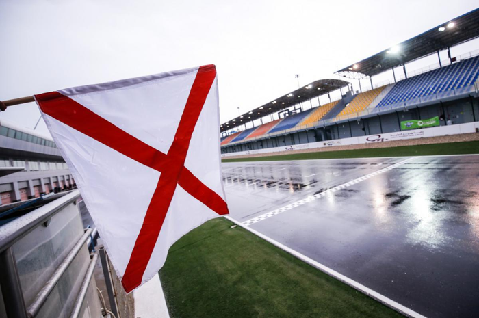 Ada bendera warna putih dengan motif garis silang merah saat balapan MotoGP, sebenarnya apa sih artinya?